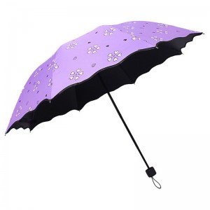 Beautiful print 3 fold manual open magic color changing umbrella under raining